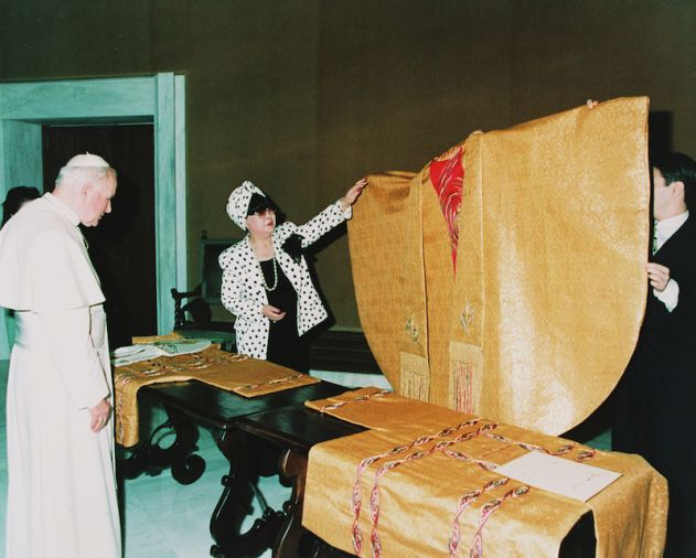 Yumi Katsura's ceremonial occasion designs included dressing Pope John Paul II.