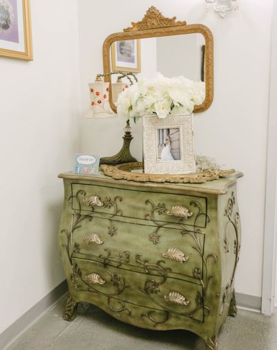 Corner before turning into the bridal suite area.
