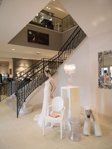 StarDust’s decór is sophisticated and traditional, punctuated by a grand staircase.