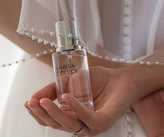 Thanks & Good Luck, a new fragrance celebrating Justin Alexander Bridal’s 75th anniversary, and in tribute to the company’s co-founder
Shirley Warshaw.