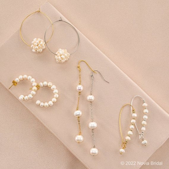 Novia s wedding jewelry collection includes pearl earring sets available in silver and gold. Novia s wedding jewelry collection includes pearl earring sets available in silver and gold.